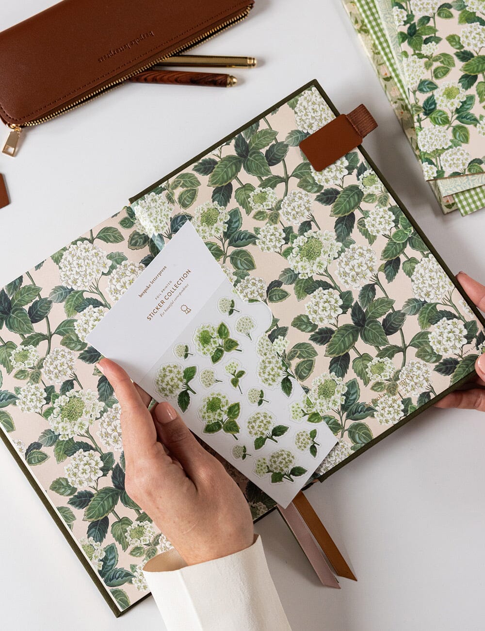 2026 Desktop Linen Bound Planner - Hunter Green - Image 9